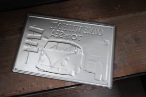 サーフボードと海小屋が印象的なアイアン製プレート