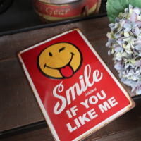 明るいインテリアに映えるアイアン製サインボード