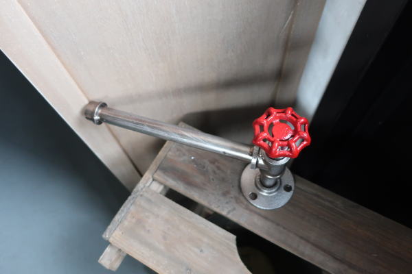 配管モチーフのインダストリアルなトイレットペーパーホルダー