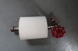 赤のアクセントが映える配管デザインのホルダー

