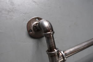 メタル配管風デザインの壁付けペーパー＆タオルホルダー