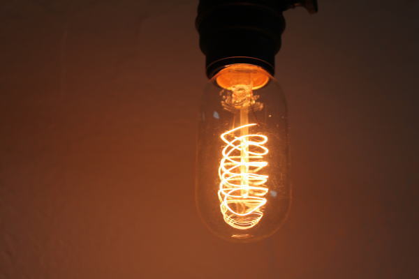 照明器具にこだわるならおしゃれな電球を合わせたい。フィラメントが様々な形をしたエジソンバルブ電球