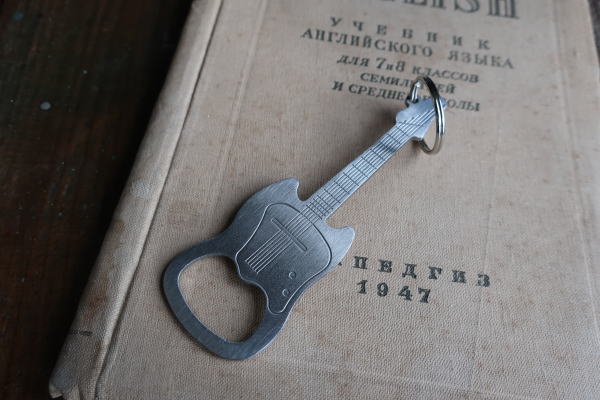 ギターデザインのキーホルダーの販売