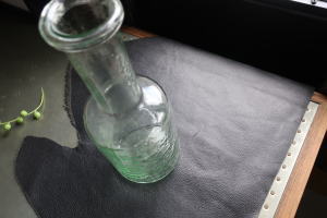 淡いグリーンカラーが魅力的なガラスボトル