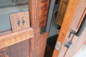 木目調がおしゃれなトイレサイン