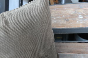 カーキカラーの落ち着いたクッション