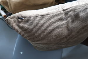 カーキカラーの落ち着いたクッション