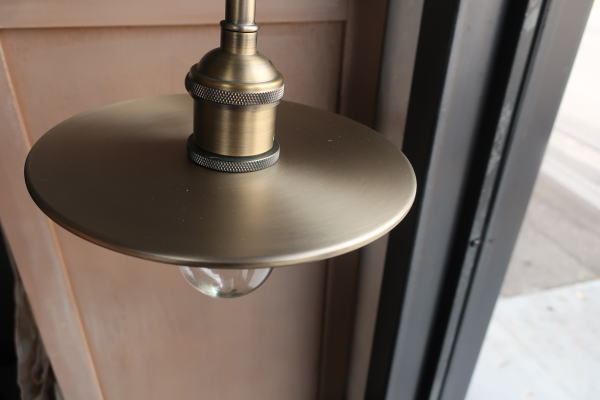 ゴールドカラーのラウンドシェードでアクセントをつけた照明イメージ