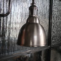 メタルカラーがクールな雰囲気を演出する照明シェード