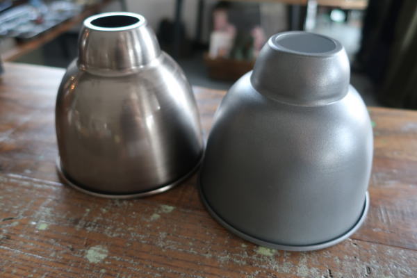 小ぶりなメタルシェードで光を絞ったスポット照明