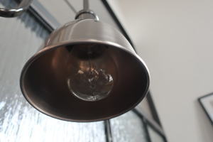 テーブルやカウンター上に似合うおわん型シェードのコーディネート