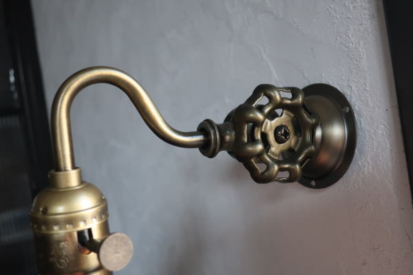 インダストリアルなハンドルデザインライト