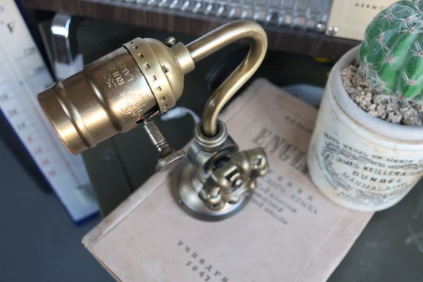 インダストリアルなハンドルデザインライト