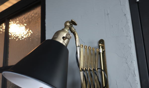 工事いらずコンセント式の壁付けライト