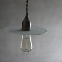 温かみのある光で空間を柔らかく照らすすりガラスシェード