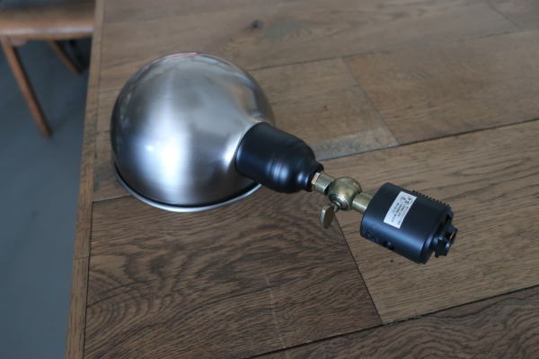 シンプルなデザインで空間に溶け込むメタルスポットライト,インダストリアル照明としても人気