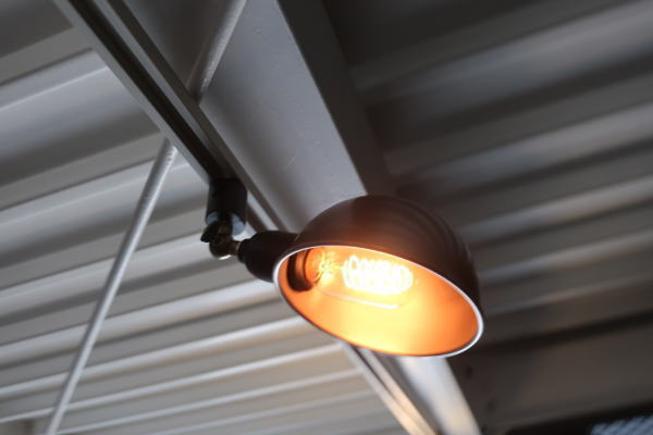 天井のダクトレールに取り付けたドーム型メタルスポットライト,明るさを追加できるコンパクト照明