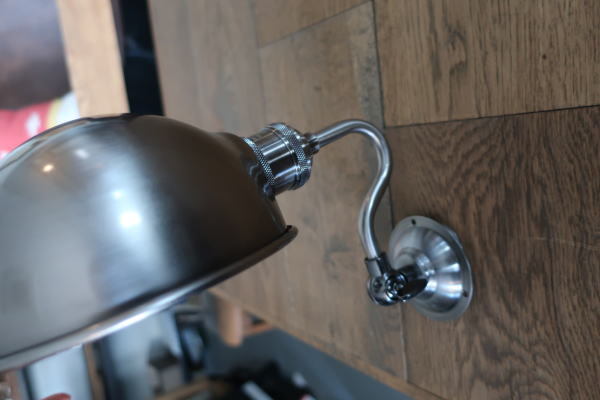 小ぶりで可動式の壁付け照明,メタル素材のスポットライト