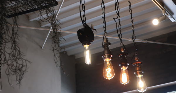 やさしく灯るエジソンLED球が印象的なヴィンテージ照明演出,白熱球風の光色が魅力