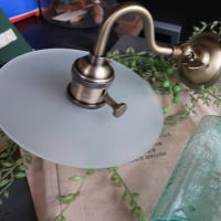 すりガラスが柔らかい光を広げるインテリアライト