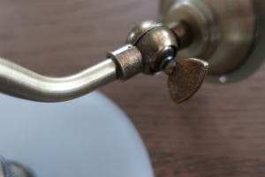 真鍮カラーの灯具が上品な印象を与える壁付けライト