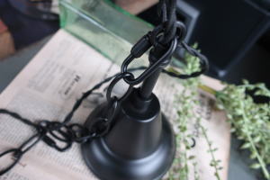 ガード付きペンダントライト,空間を引き締めるブラック照明