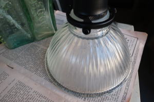 ガラスシェードの2灯ライト 明るさを確保しやすい天井照明