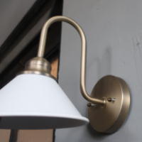 店舗住宅兼用の壁付照明 上品なホワイトシェードブラケットライト