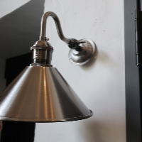 店舗の壁面演出に合うブラケットライト シルバー金属の壁付け照明