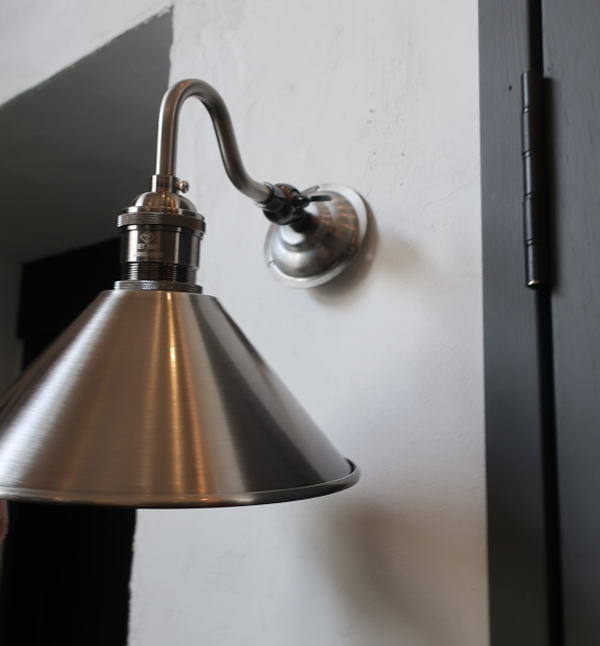 壁付けブラケットライト シルバーメタルのスチール照明 インダストリアル壁付照明