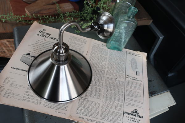 洗面や廊下におすすめの壁付照明 シンプルなメタルブラケットライト