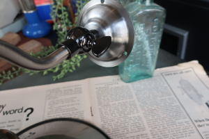 コーナーを照らすピンポイント壁付照明 スポット感覚のブラケットライト