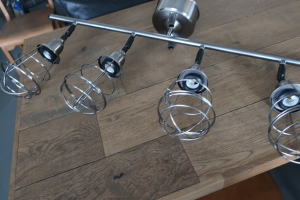 電球を見せるインダストリアル天井照明 メタルガードライト