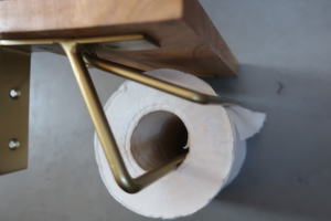 スマホを置ける木製シェルフ付きトイレットペーパーホルダー