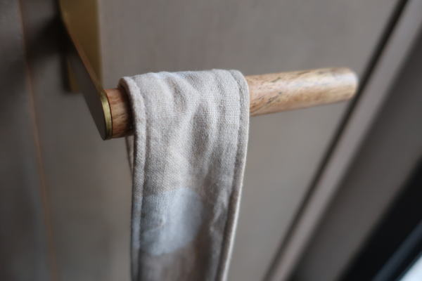 マンゴーウッド先端付きの壁付けハンガー