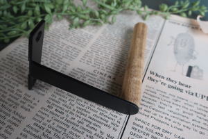 カーテンフックとしても使える壁付けアイアンハンガー