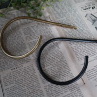 多用途に使えるアイアン製カーテンホルダー