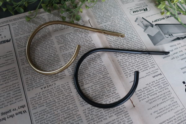 ブラックとアンティークゴールドの壁付けカーテンホルダー