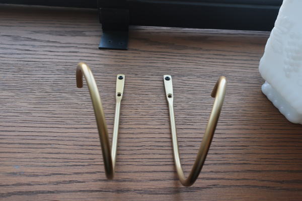 多用途に使えるアイアン製カーテンホルダー