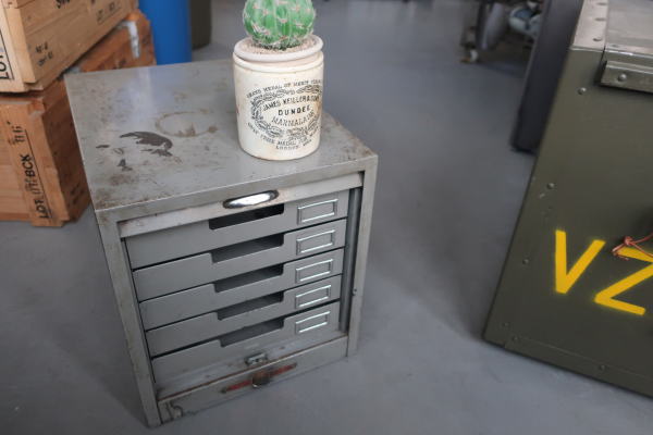 昭和レトロなスチール棚の販売