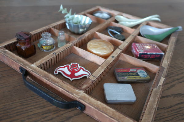 レトロケース1474にディスプレイされたアンティーク雑貨と仕切り木箱