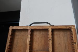 雰囲気あるアンティーク木箱に小物を並べた様子