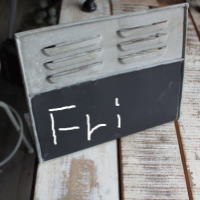 アルミ素材がかわいい黒板