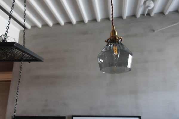 グレイガラスがオシャレな照明
