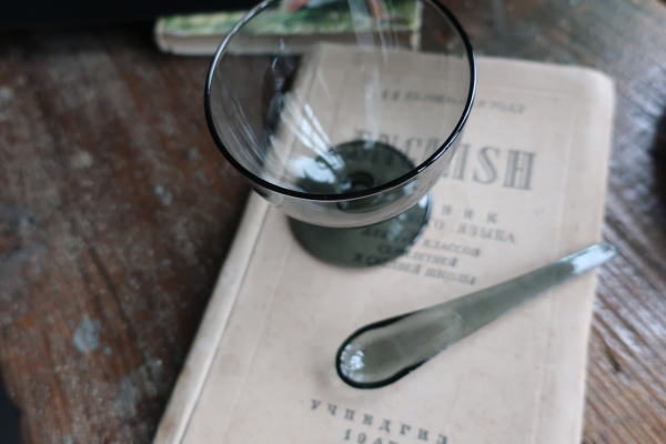 グレイガラスが大人かわいいキッチンデッシュ