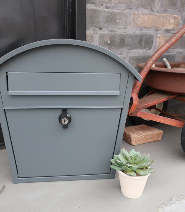 アーチデザインがかわいい玄関ポスト