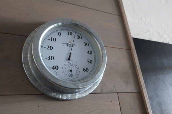 メタリックな質感がお洒落な温度計 湿度計の販売