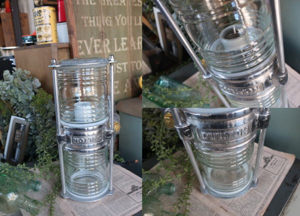 ガラスとスチールのコントラストが映える壁付け照明